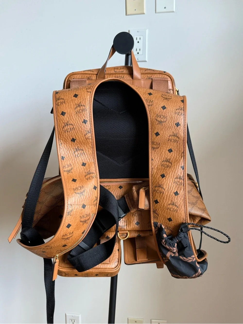 MCM Large Aren Multi-Backpack In Visetos - Picture 11 of 16